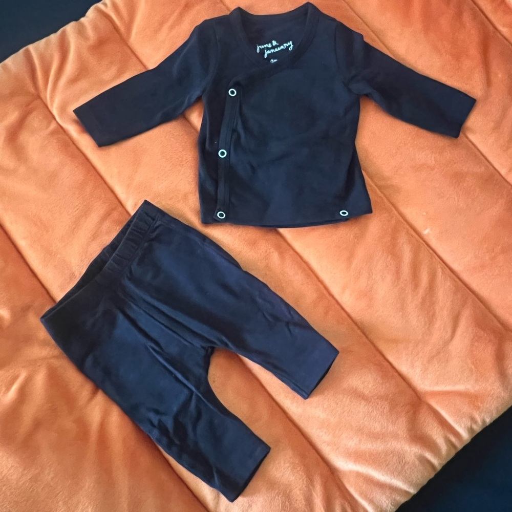 June & January NB coming home set
Black